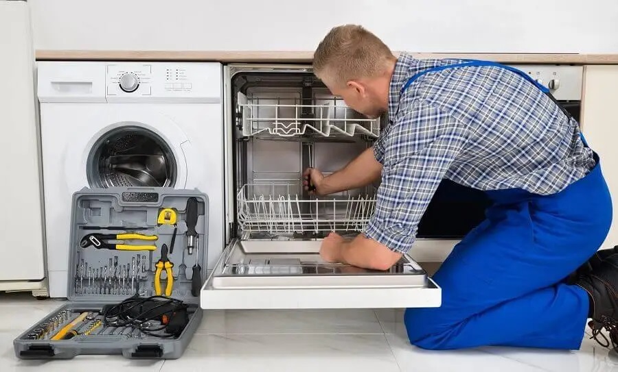 Yunusemre Liebherr servisi teknisyen ekibi beyaz eşya tamiri yaparken